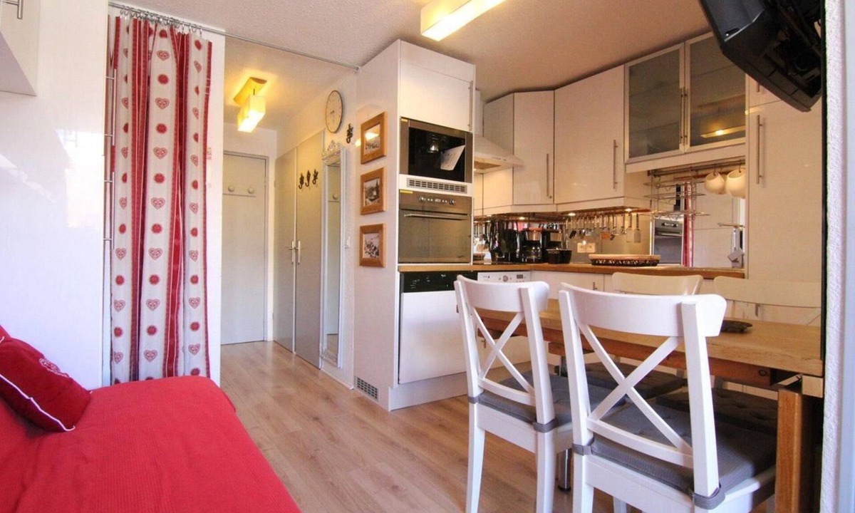 Eclose-Est Apartment | 70m from shops, 2nd floor, tv, 25m², Alpe d'Huez