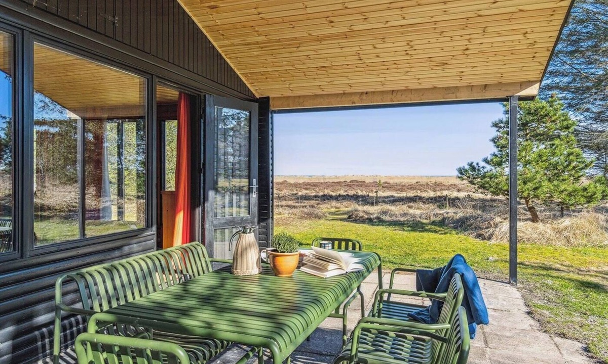 Hou House | 70s holiday home with sea view near Hals