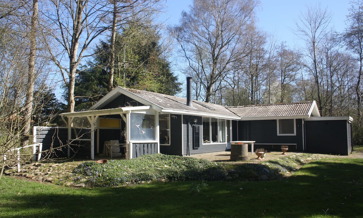 Ronbjerg Cottage | 72 m2 lovely summer cottage situated on 2,850 m2 nature ground. Near the beach.