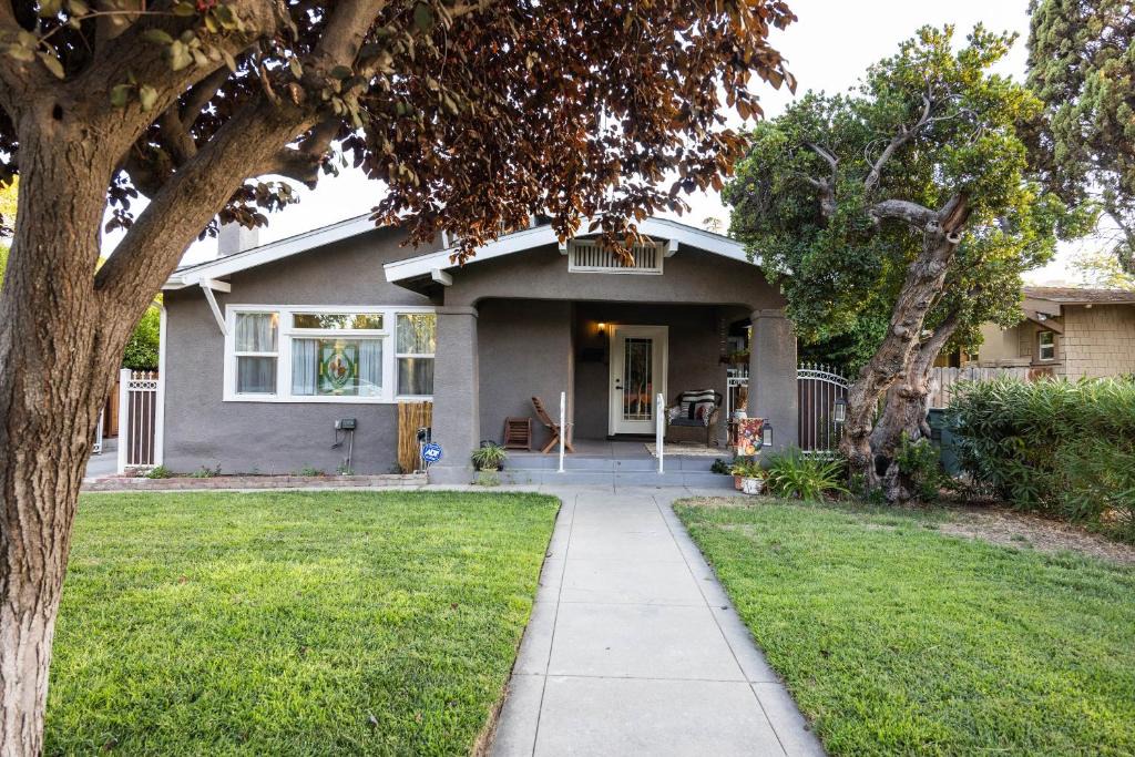 Fresno House | 738 E Yale