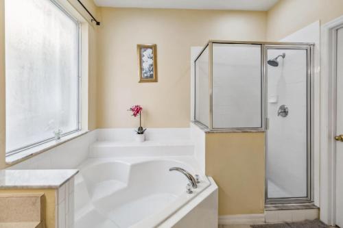 Seasons House | 765 Beautiful Vacation Home With Private Pool, And Much More!