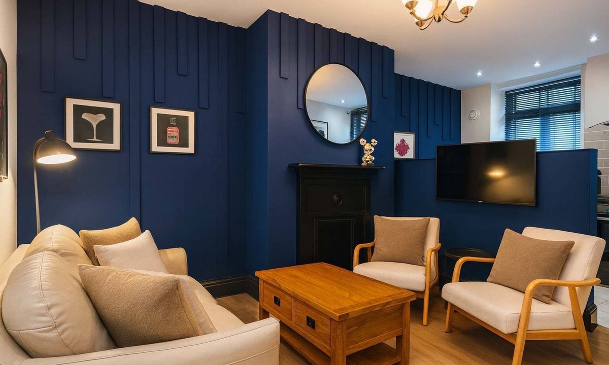 Warrington Apartment | 775sqft Town Centre 2 Luxury King Beds,Work Desks