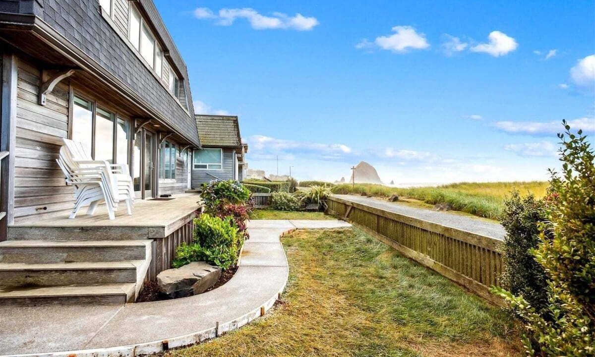 Downtown Cannon Beach House | 777 Ocean - Beachfront!