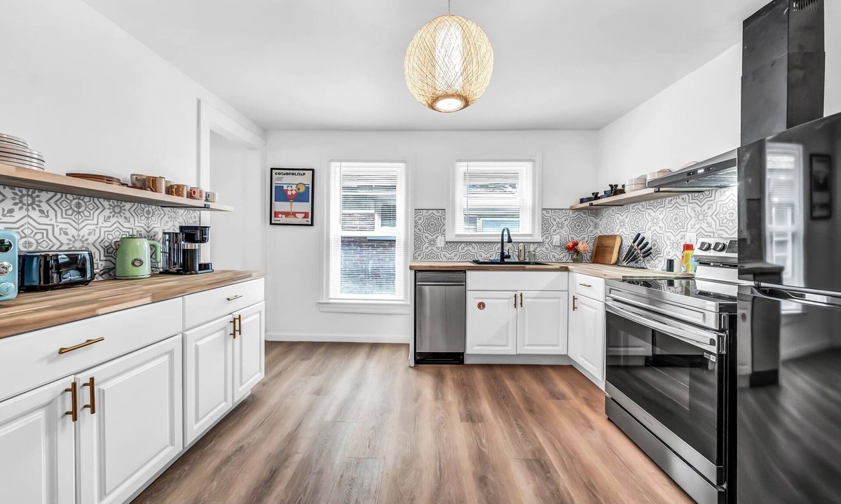 Downtown Niagara Falls House | 7bdrm, 3baths, 2 kitchens, mins to falls, Arcade, WiFi, AC, parking