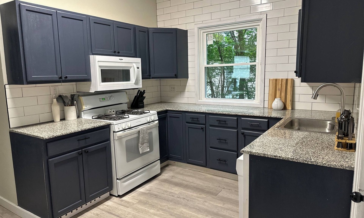 Cortland House | 7BR/3BA Home on Lincoln