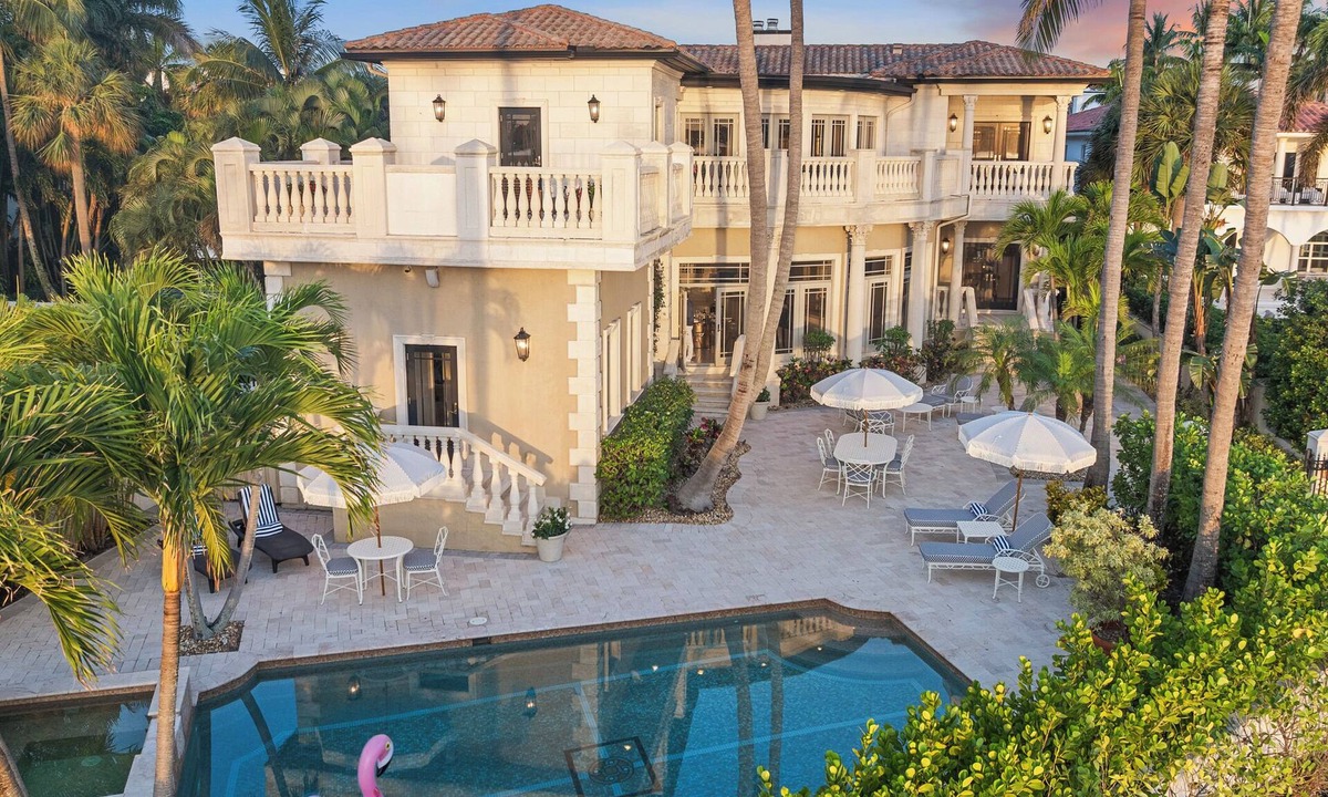 West Palm Beach House | 7BR Downtown Waterfront Mansion with Heated Pool + Spa!