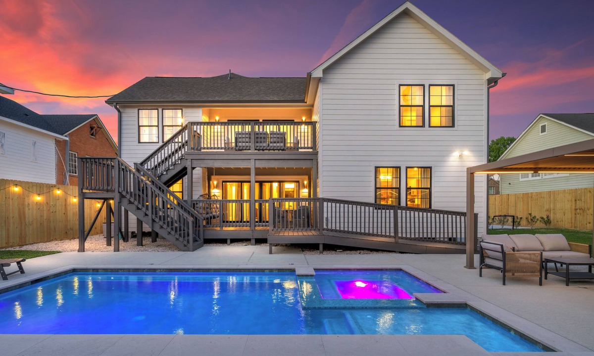 MacGregor House | 7BR Ensuite Pool/Spa Bridal Prep Room Slps 21