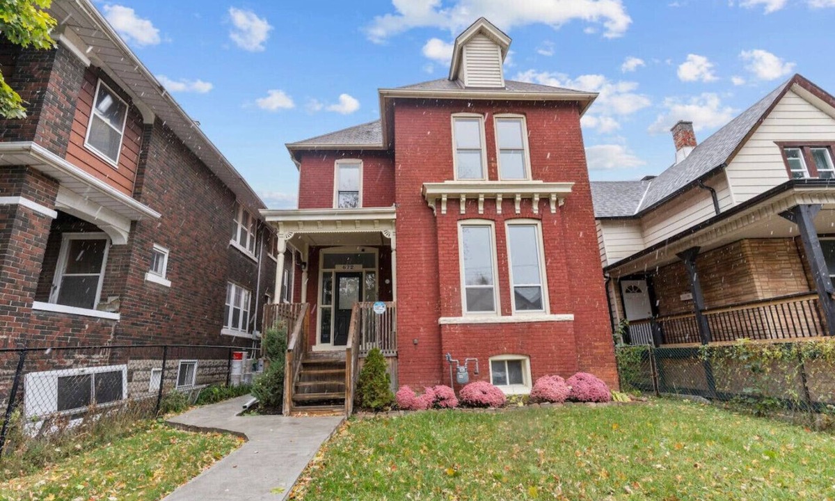 Windsor House | 7BR house 19 ppl DT Windsor Free Parking