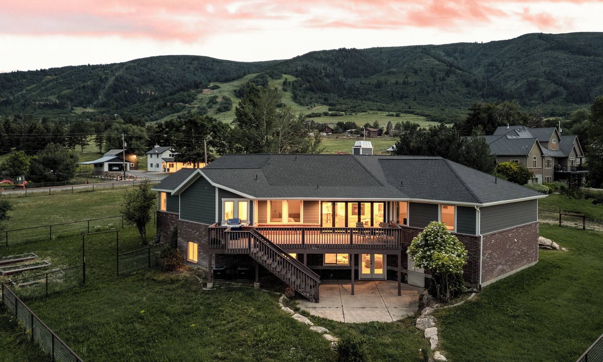 Eden House | 7BR Mountain Retreat on Acreage Near Nordic, Snowbasin & Powder Mtn - Sleeps 20