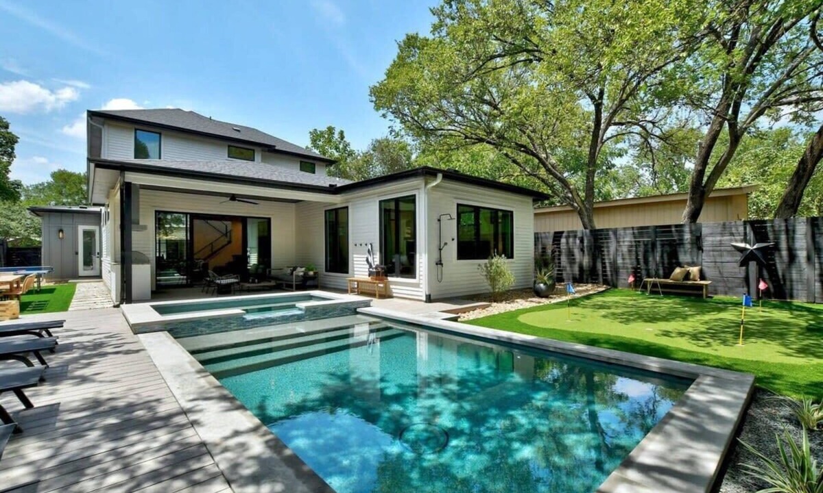 Montopolis House | 7BR Private Villa | Heated Pool & Outdoor Oasis