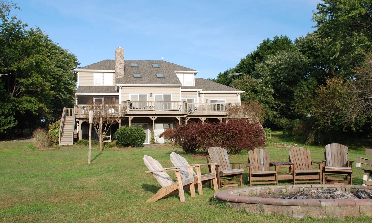 Livingston House | 7BR waterfront retreat, hot tub, beach, kayaks, public side, pets, game rooms