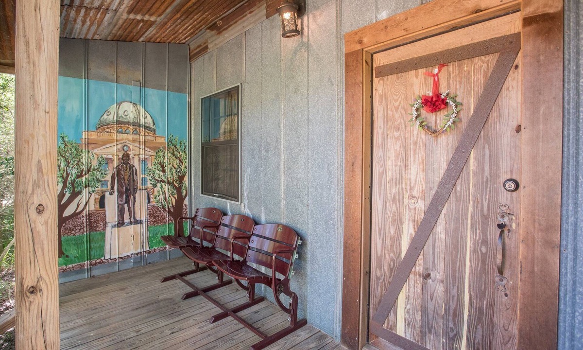 Wellborn Cabin | 7F Lodge - Sully's Place An Aggie Tradition with Aggie Style w/outdoor Jacuzzi and Breakfast