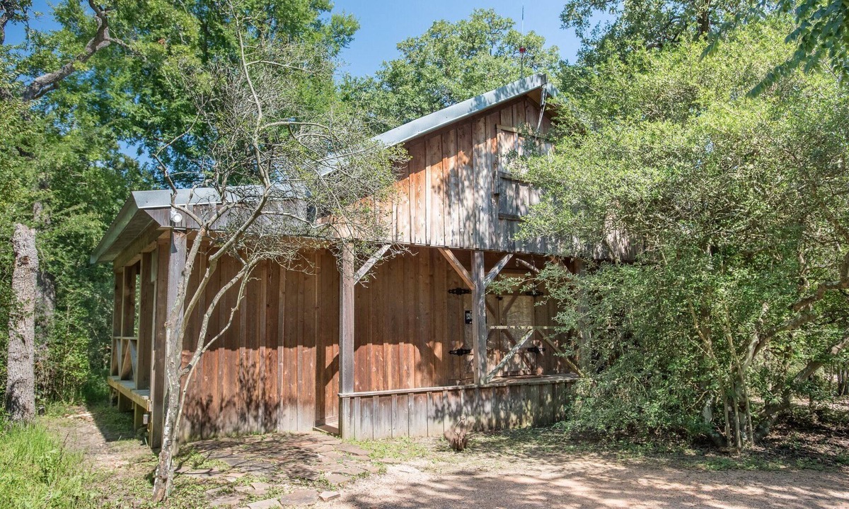 Wellborn Cabin | 7F Lodge - The Barn A Secluded Western Style Place w/Jacuzzi Tub and Breakfast