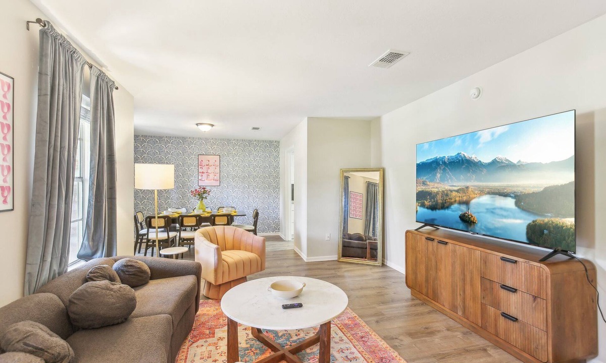 College Station House | 7Min to Texas A&M Cozy 7 Beds, w/Billiards & Firepit Oasis