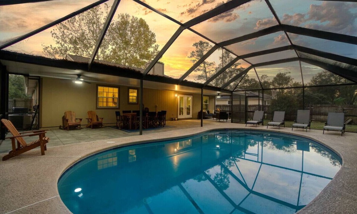 Sunbeam House | ~8-Ball Abode Sleeps 8 Pool Basin & Pool Table~