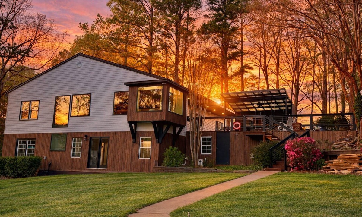 Henrico Cabin | 8 bdrm covered dock, bar and kitchen on the water! hot tub, firepit, sleeps 26,