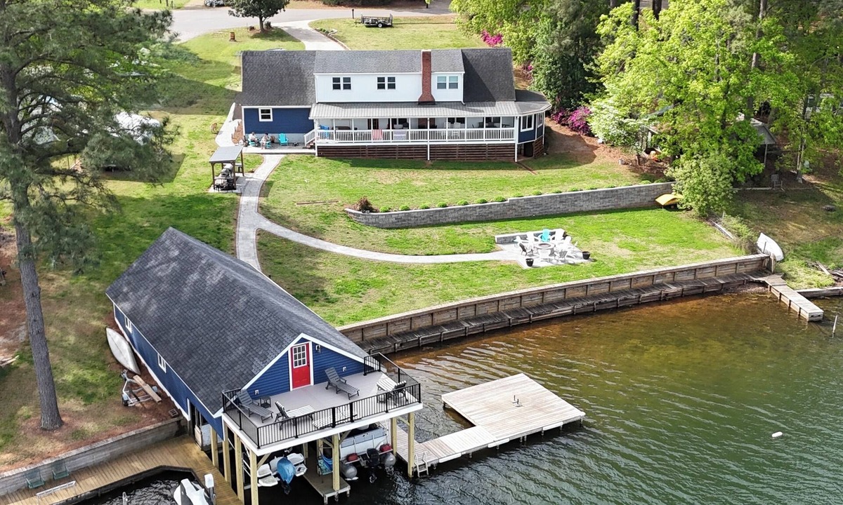 Henrico House | 8 bedroom, 4.5 Bath Lake Front Home with Boathouse. Sleeps 18