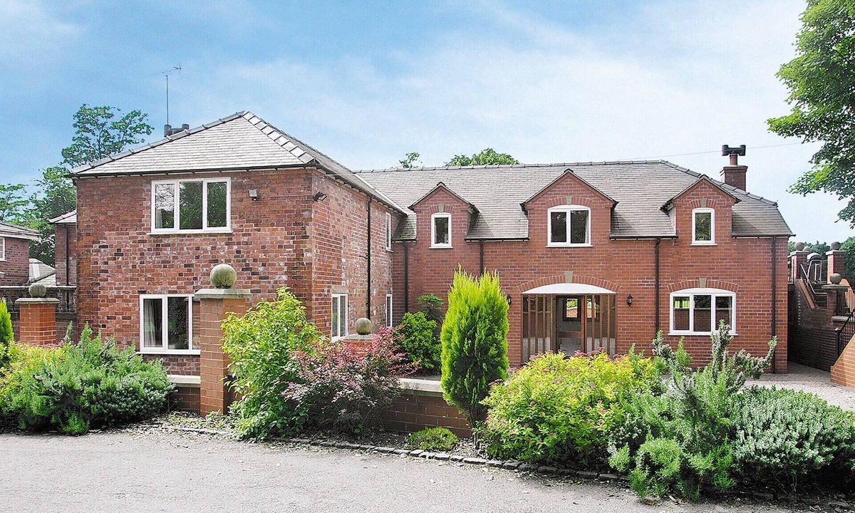 Barrow-on-Trent Cottage | 8 bedroom accommodation in Barrow-on-Trent