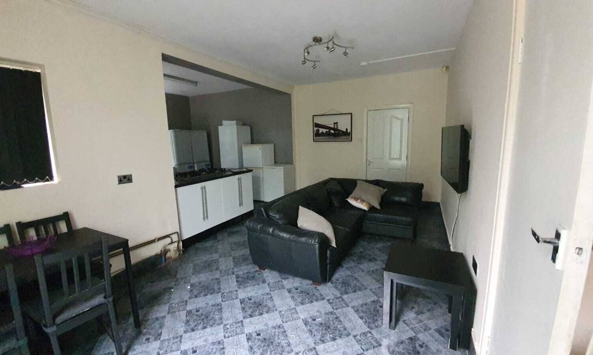 Halesowen House | 8 Bedroom Large House