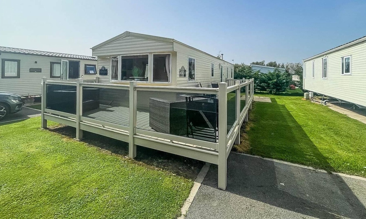 Mappleton House | 8 berth caravan with decking at Skipsea Sands Holiday Park ref 41037B