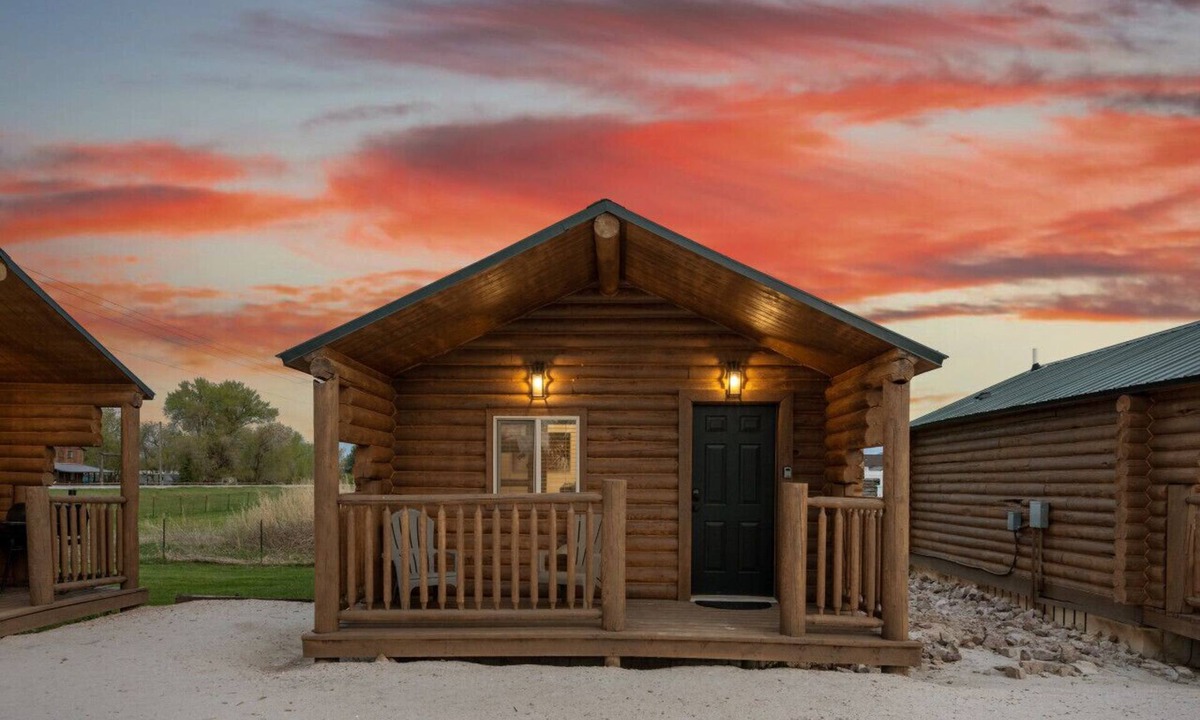 St. Charles Cabin | #8 Bigfoot Cabin, Newly Remodeled! AC! New Beds! Sleeps 5