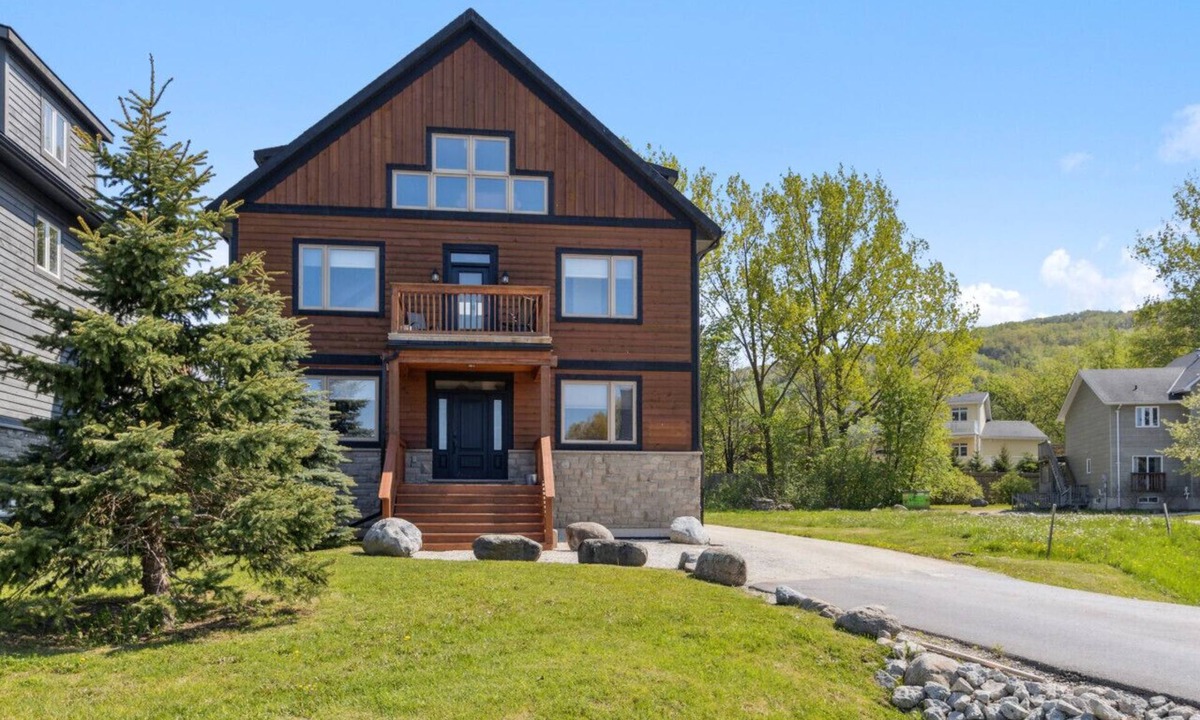 The Blue Mountains House | 8 BR Luxury Swiss Style Chalet w/Hot Tub