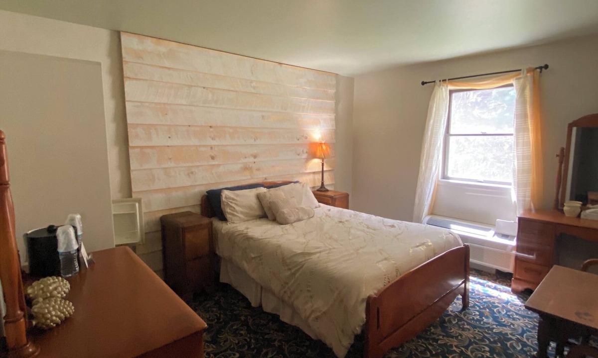 Cooksburg Apartment | 8-Gold Room