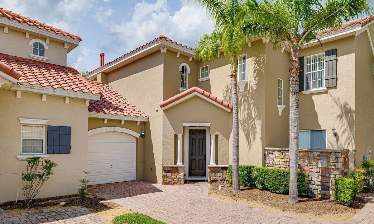 Tuscan Hills Villa | 8 Mi to Disney! 'Paradise Found Villa' w/Games