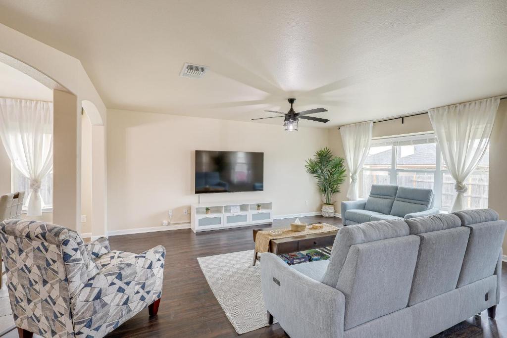 Killeen House | 8 Mi to Fort Cavazos! Modern Home w/Fire Pit