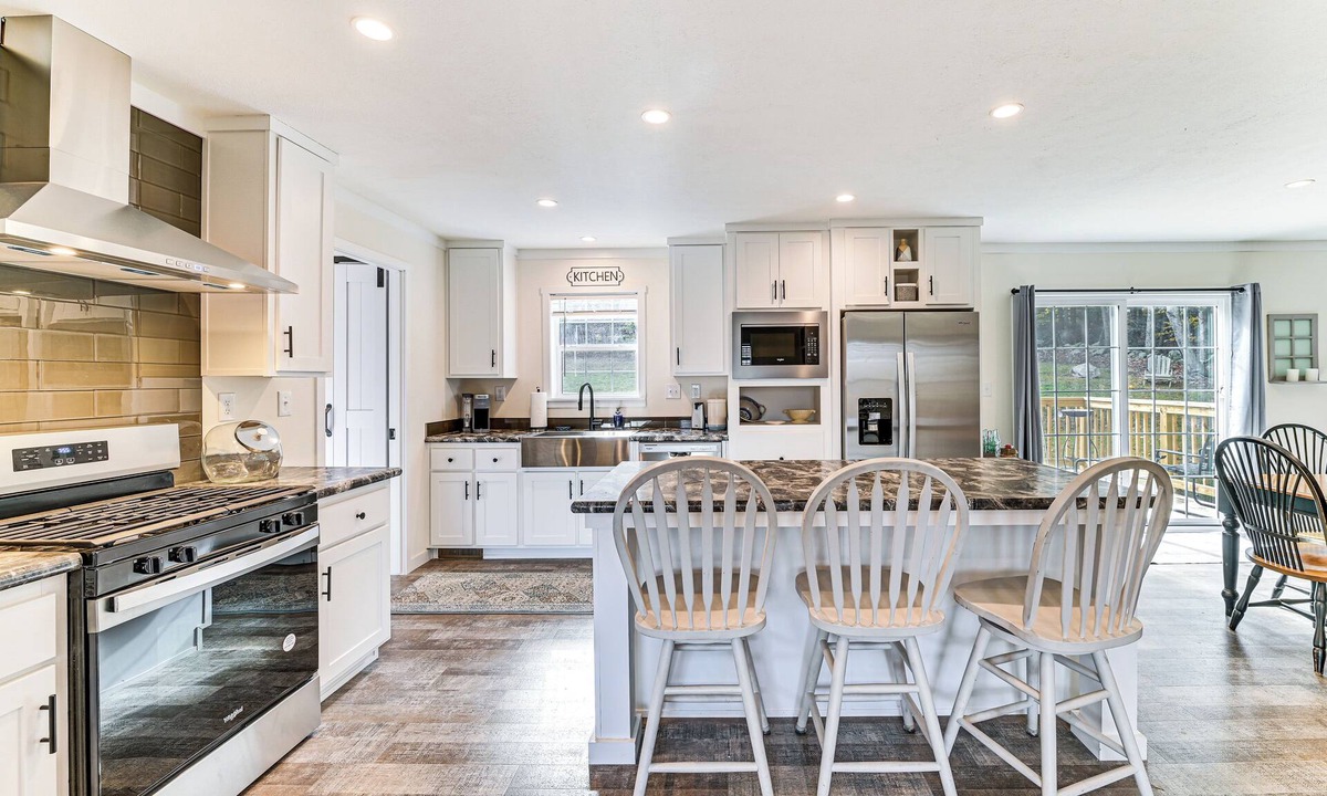 Stephentown Cottage | 8 Mi to Jiminy Peak Resort: Mtn-view Home w/Deck