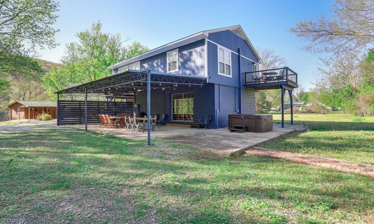 Boswell Cottage | 8 Mi to Ozark Folk Center: Home w/Hot Tub & Deck