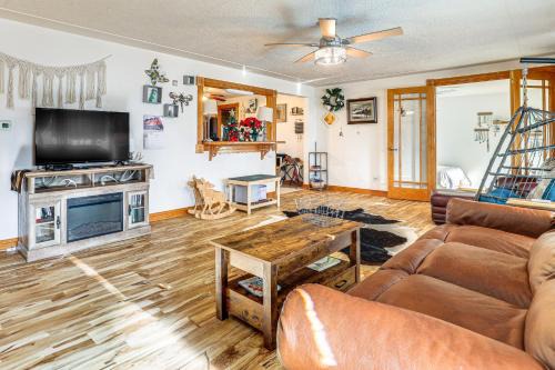 Scottsbluff House | 8 Mi to Scotts Bluff Nat'l Monument: Family Home