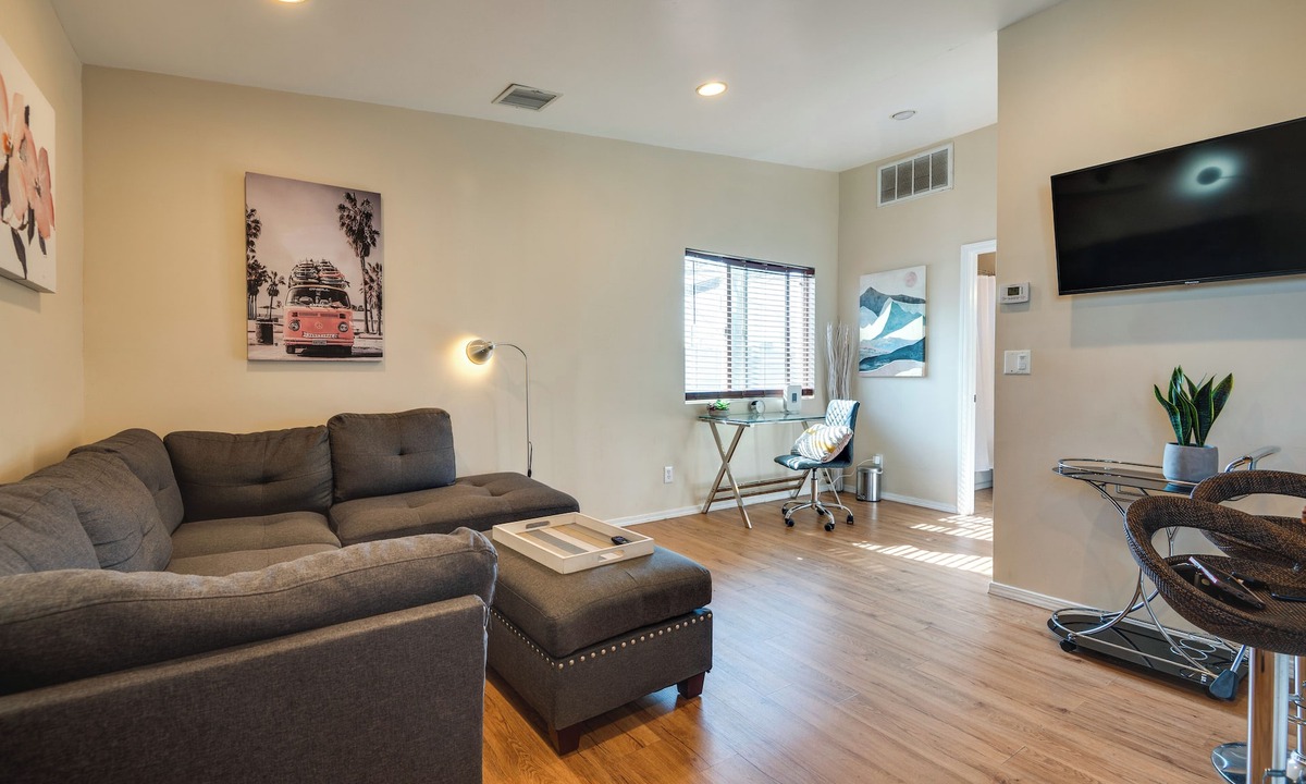 Mid City Apartment | 8 Mi to SoFi Stadium: WFH-Friendly Apt