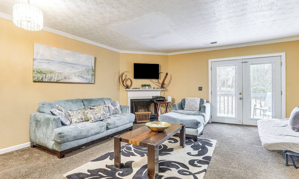 Lithonia House | 8 Mi to Stone Mountain: Quiet Getaway w/Deck