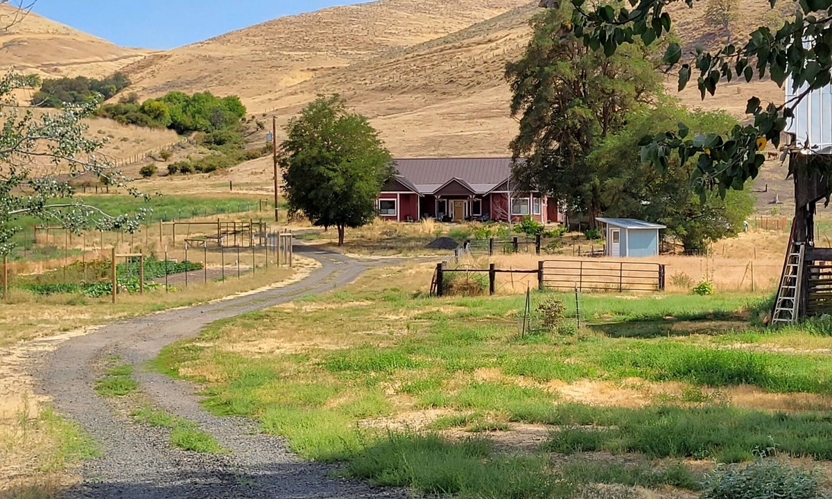 South Cascades Area Bed & Breakfast | 8 Mile Farm B&B