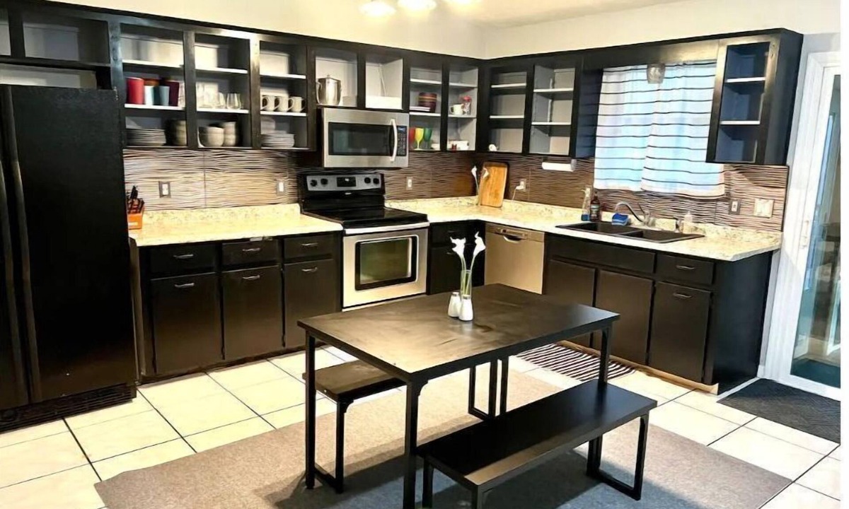 Fellowship House | 8 min from WEC! Adorable 2BR home with pool