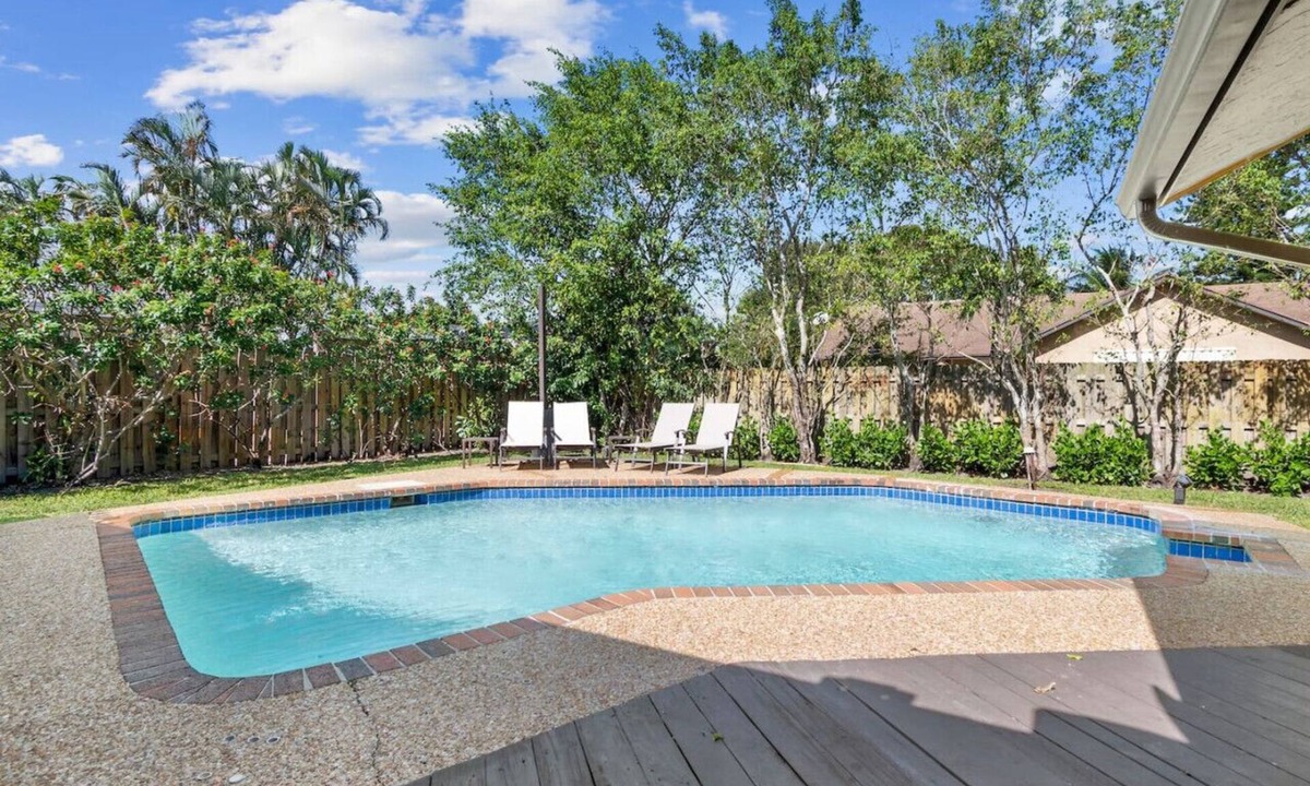 Tropic Palms House | 8 Min to Atlantic Ave and BEACH w/Heated Salt Pool