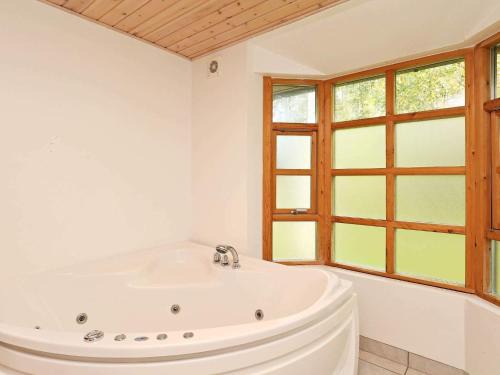 Vestero Havn House | 8 person holiday home in Læsø