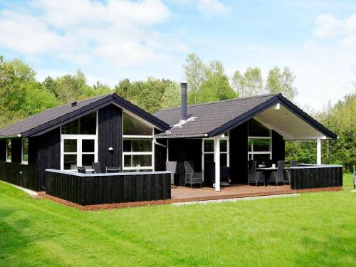 Aalbaek House | 8 person holiday home in lb k