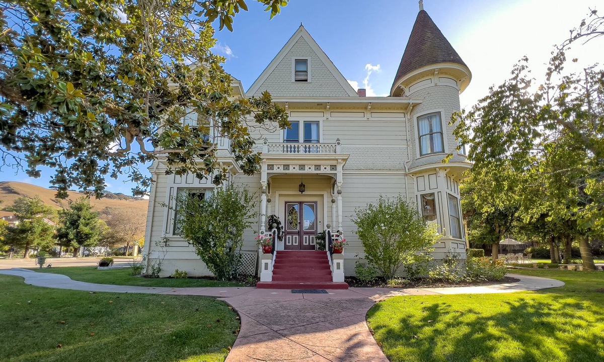 Salinas House | 8 Suites Near Monterey& Carmel