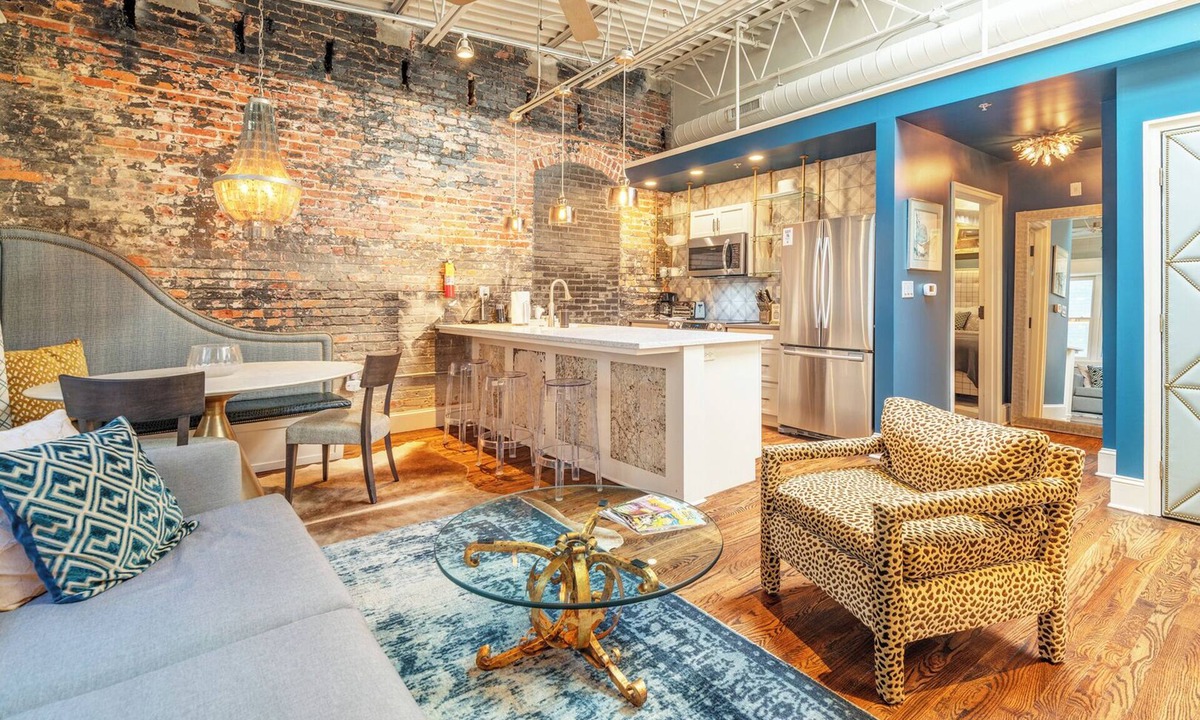 Downtown Asheville Apartment | 80 LEX 203 + free parking 1 BD King/1 BA