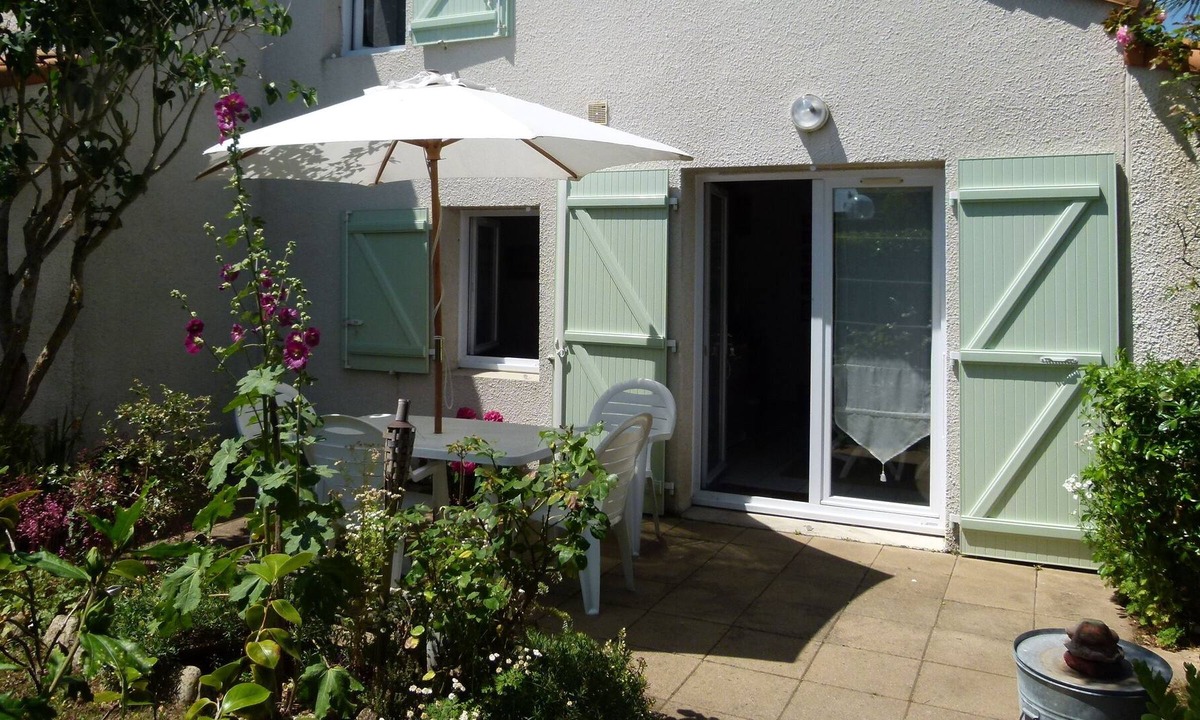 Saint-Vincent-sur-Jard House | 800 m from the beach Beautiful villa in residence with swimming pool.