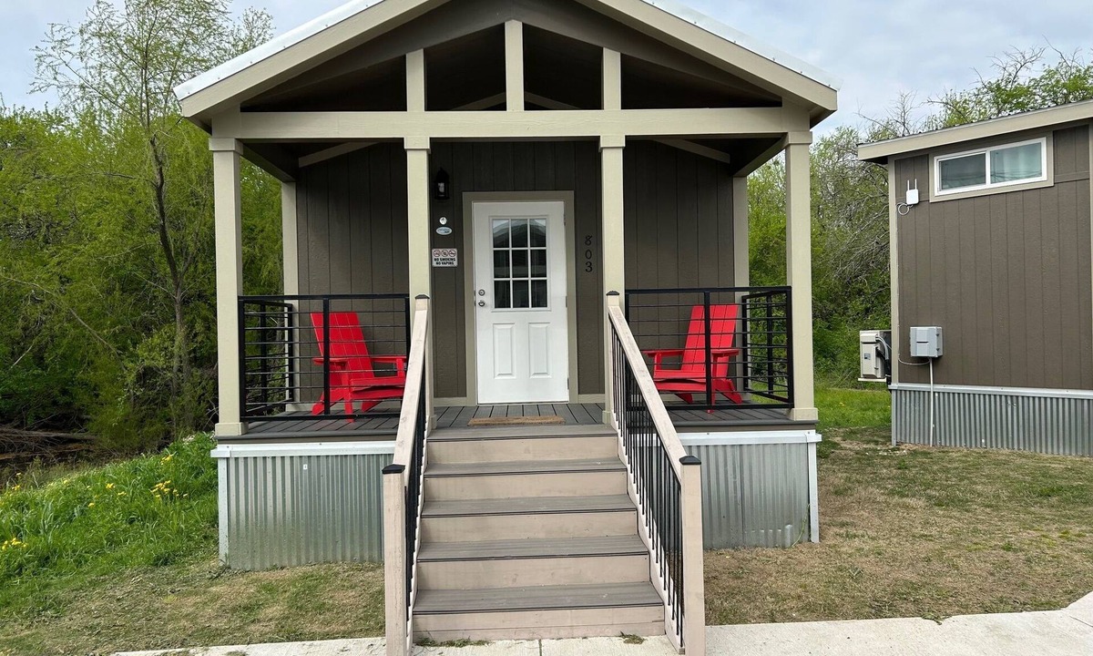 Honey Grove Cabin | 803 Charming cabin with WiFi and AC in serene Honey Grove