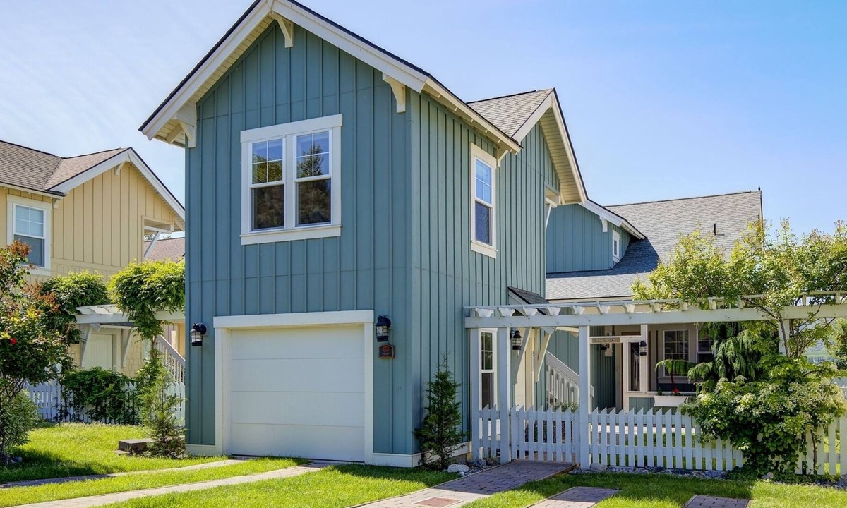 Oroville House | 83b Veranda Drive (Beach Front)