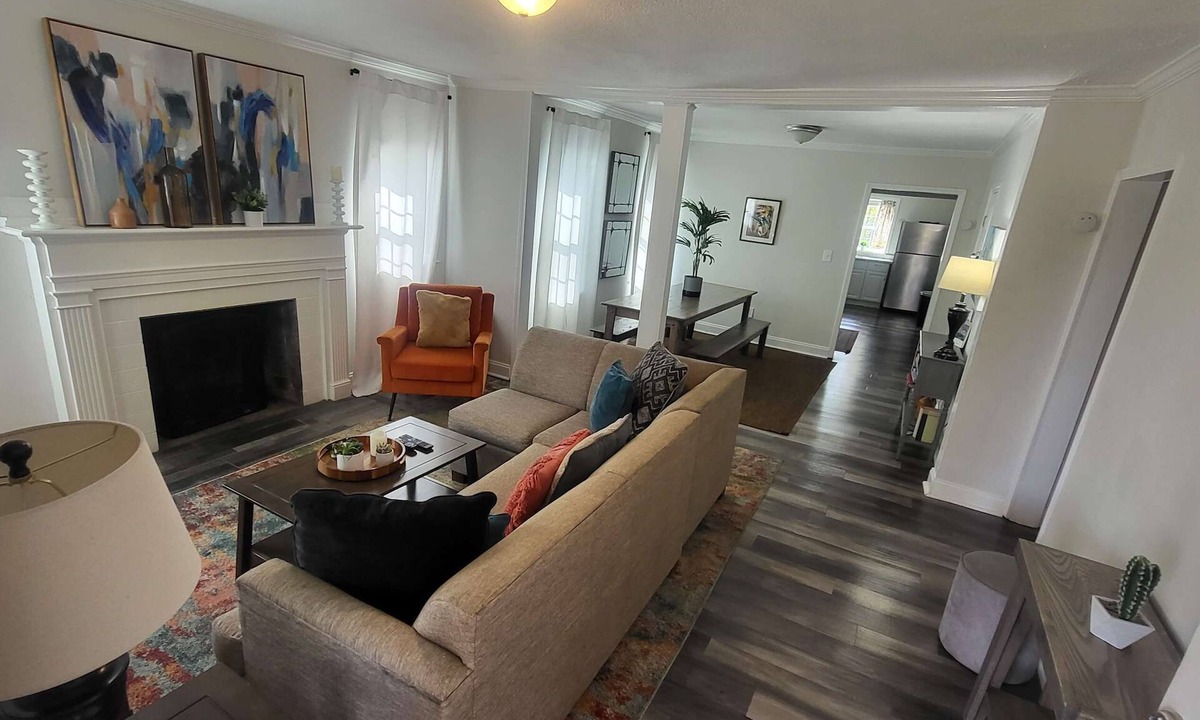 Crestline Heights House | 83rd Street Comfy Cottage