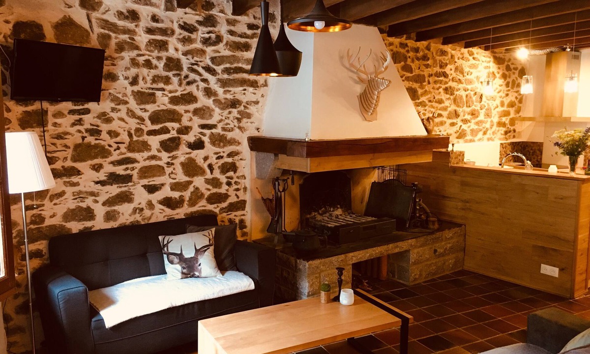 Orgeix House | 85m2 stone mountain house with garden