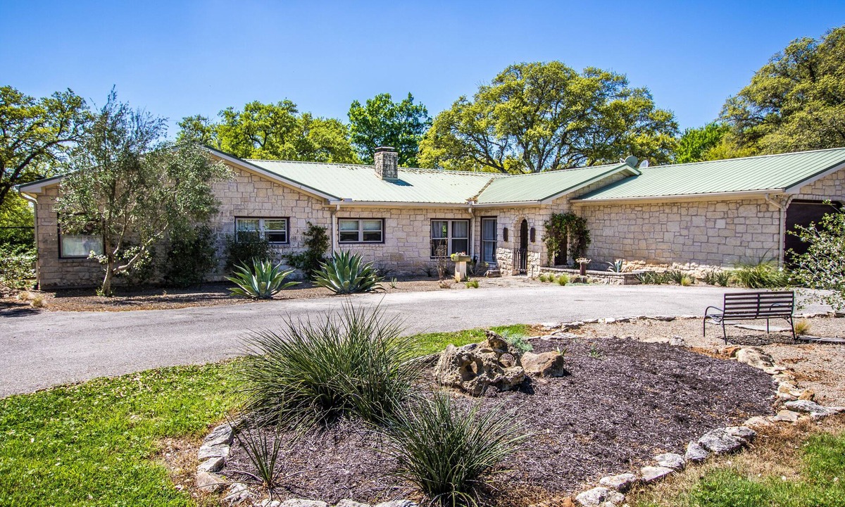 Weir House | 8acres of privacy and beauty. Inspiring, Must See. Kayaking!-Sleeps up to 8