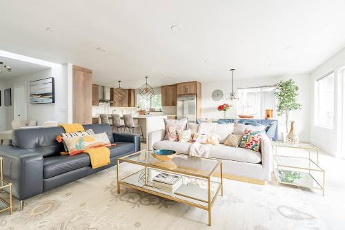 Haller Lake House | 8BR 7Bath Mansion wtheater, fire pit, pool table