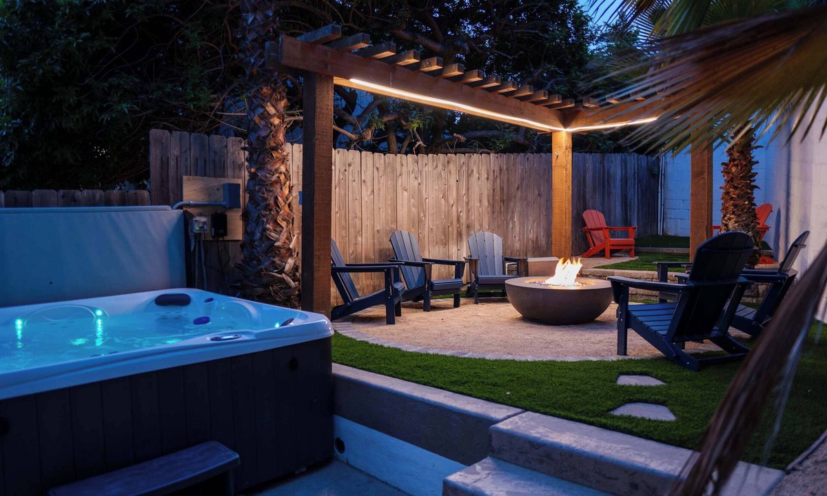 Hillcrest Apartment | 8BR Group Compound with Hot Tub & Games