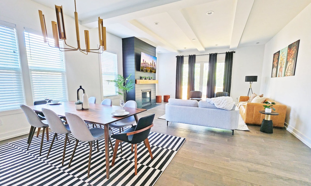 Charlotte House | 8BR Southend - Walk to Everything - Sleeps 20